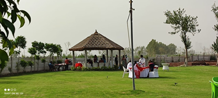SS Sainik Farms, Noida - Farm House