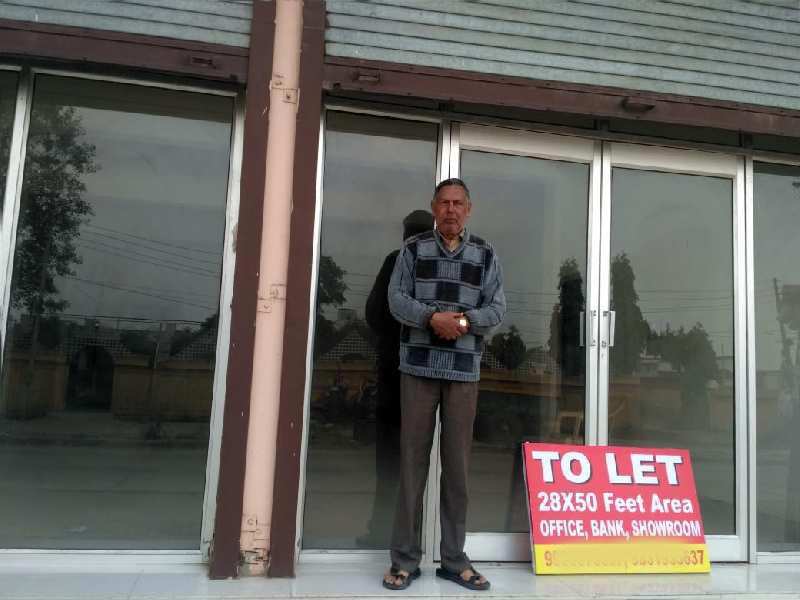Showroom 1750 Sq.ft. for Rent in