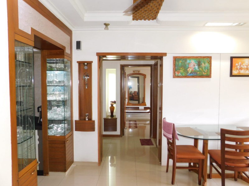 2 BHK Apartment 700 Sq.ft. for Sale in Juhu, Mumbai