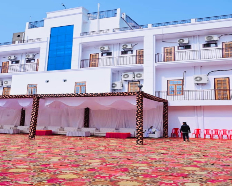  21000 Sq.ft. Guest House for Sale in Gosainganj, Lucknow