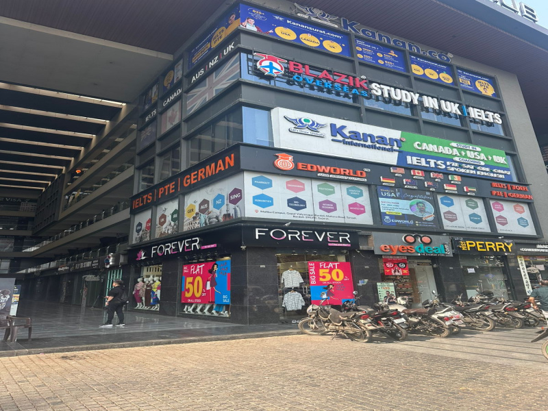  Commercial Shop 683 Sq.ft. for Rent in Kosad, Surat