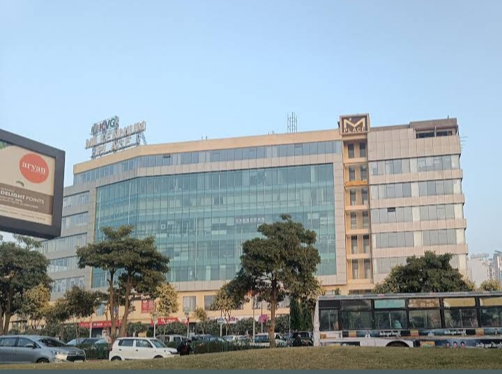  889 Sq.ft. Commercial Shop for Rent in Amar Shaheed Path, Lucknow