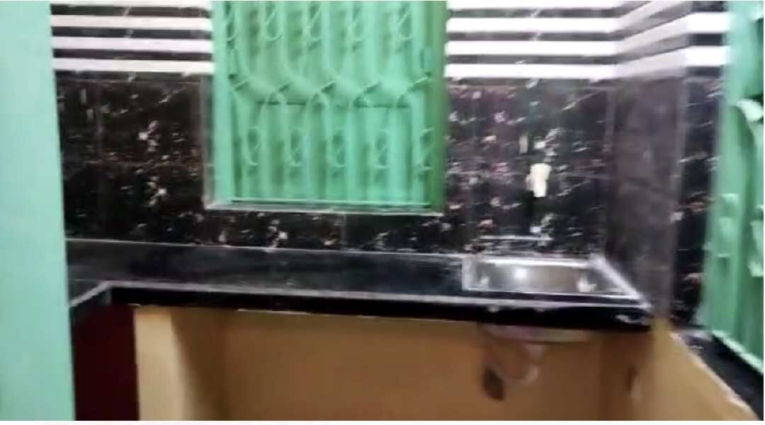 2 BHK House 800 Sq.ft. for Rent in Em Bypass Extension, Kolkata