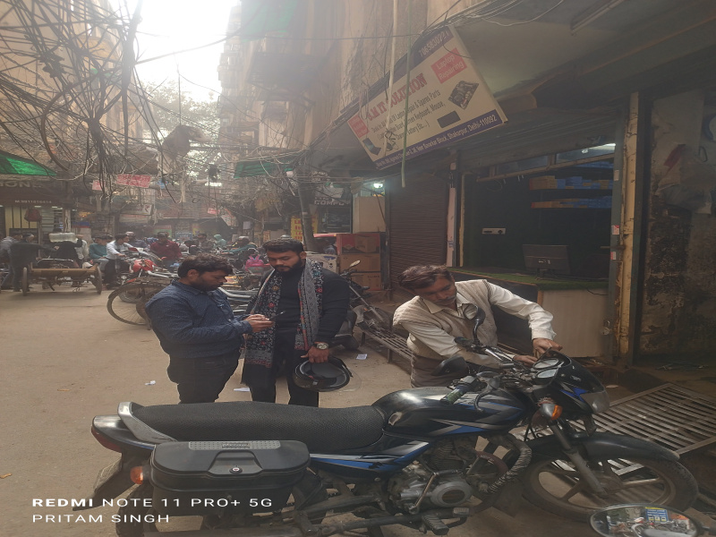  250 Sq.ft. Commercial Shop for Sale in Block W Shakarpur, Delhi