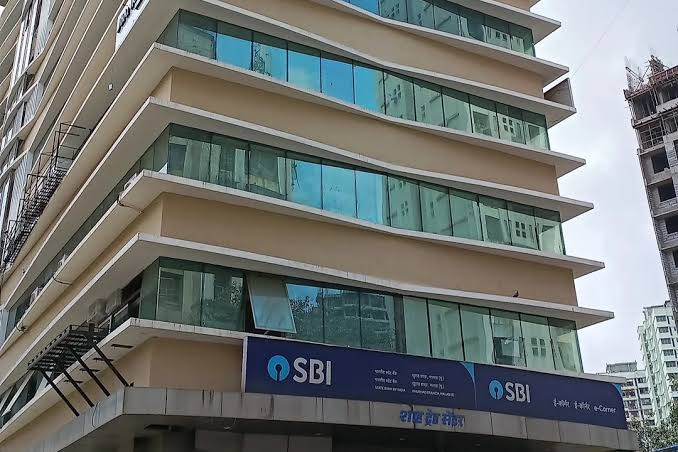  Office Space 3000 Sq.ft. for Rent in Malad East, Mumbai