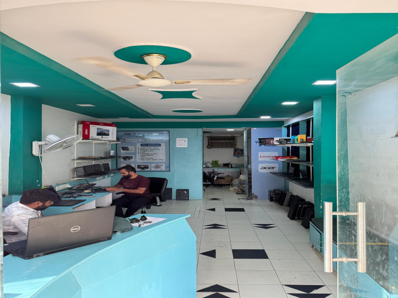  Commercial Shop 450 Sq.ft. for Rent in Sola Road, Ahmedabad