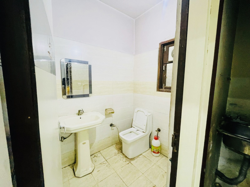  Office Space 800 Sq.ft. for Rent in Rajouri Garden, Delhi
