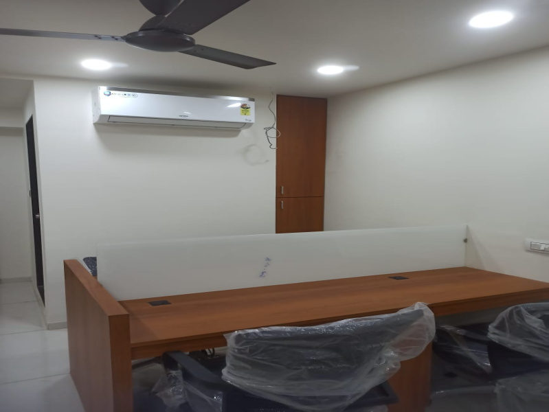  Office Space 335 Sq.ft. for Rent in 150 Feet Ring Road, Rajkot