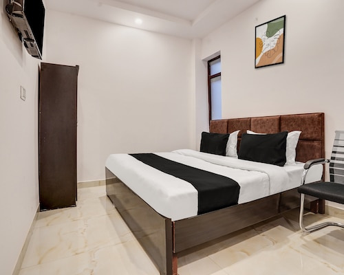  250 Sq. Yards Guest House for Rent in Sector 17 Rohini, Delhi