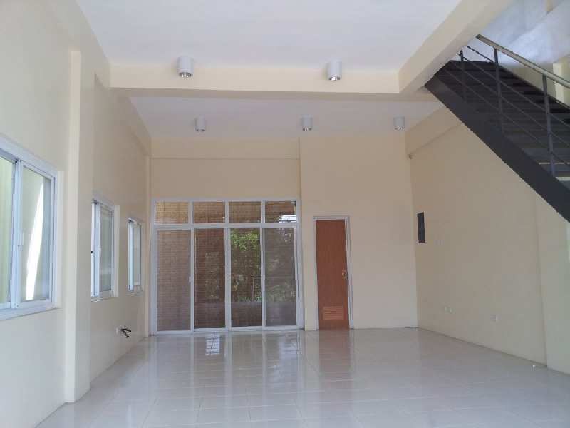 Showroom 3200 Sq.ft. for Rent in
