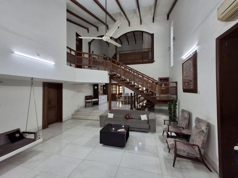  Hotels 6000 Sq.ft. for Rent in Vesu, Surat